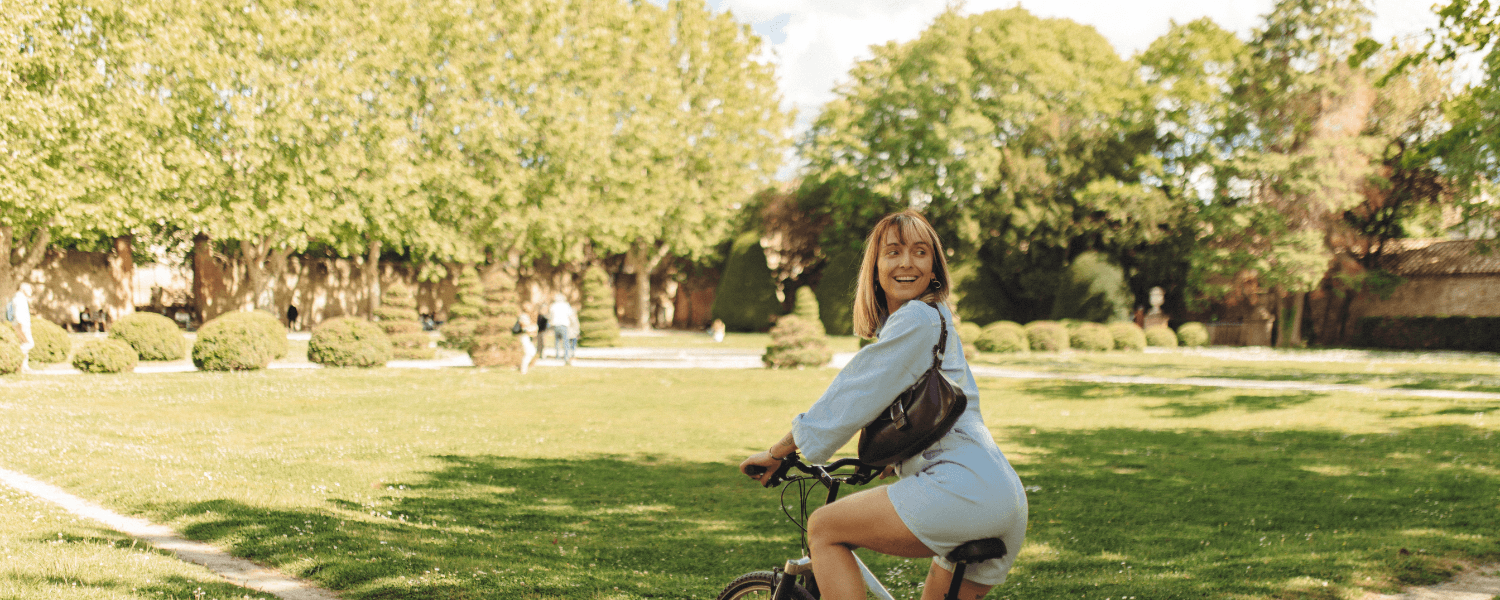 Vrouw fietsend door een park 