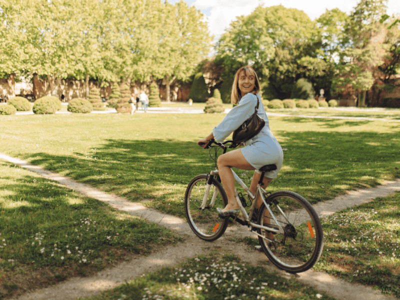Vrouw fietsend door een park 