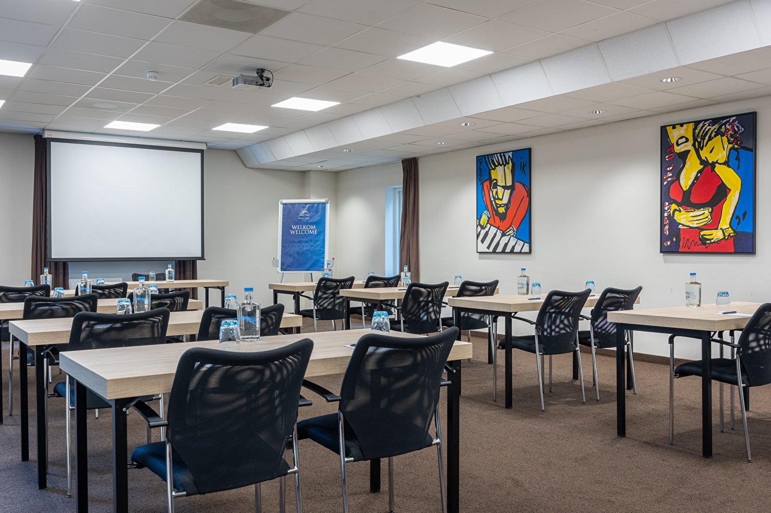 Een grote, lichte ruimte met een centrale tafel , ideaal voor vergaderingen of bijeenkomsten.